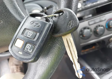 2005 Hyundai Elantra Gls/Gt from USA, damaged, VIN KMHDN46D25U983179